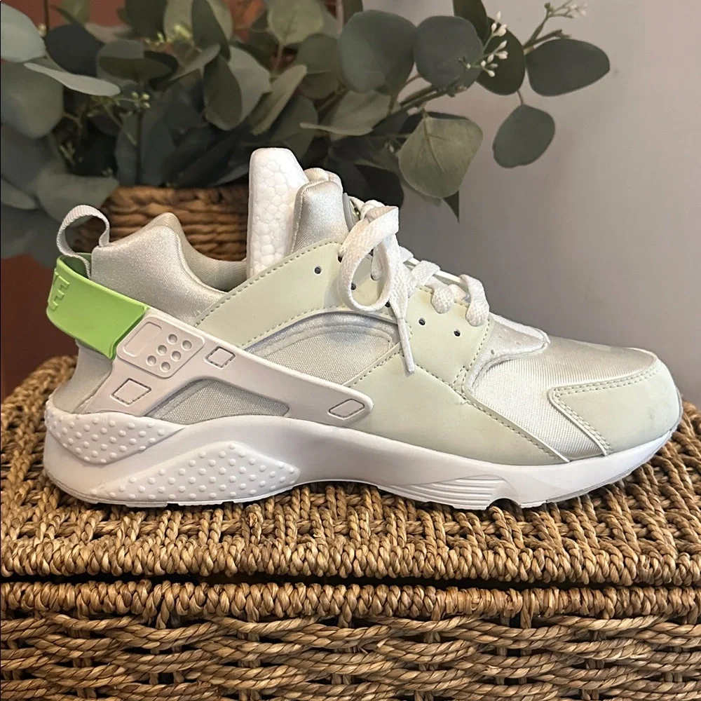 Nike Youth Hurache Run 2.0 GS Sea Glass Lime Blast 6.5Y caged heel Sneakers